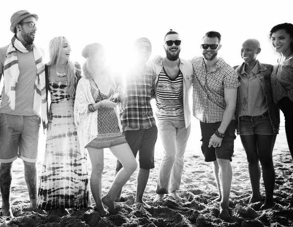 Freunde amüsieren sich am Strand — Stockfoto