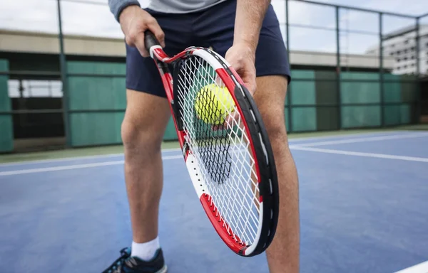 테니스를 치는 남자 — 스톡 사진