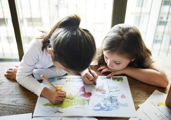 Κορίτσια σχεδίασης σε βιβλίο με σελίδες χρωματισμού — Φωτογραφία Αρχείου