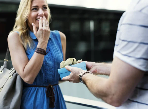 Homem Dando Presente Mulher Lindo Casal Passar Tempo Qualidade Juntos — Fotografia de Stock