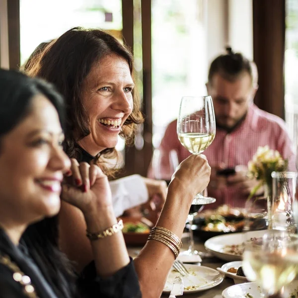 restoranda içki insanlar