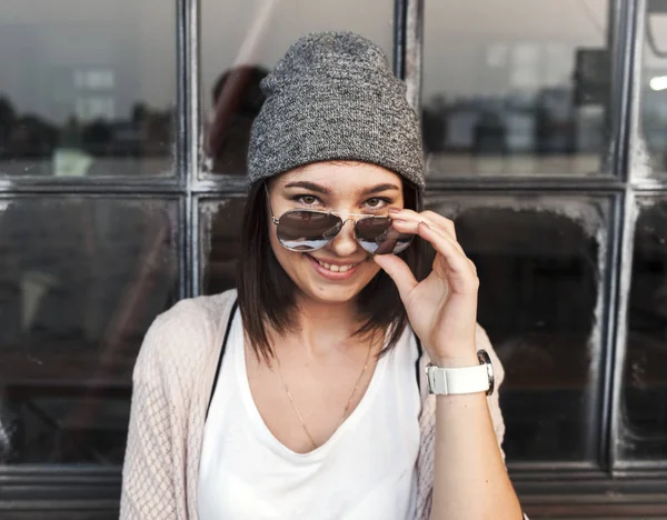 Woman in sunglasses smiling — Stock Photo, Image