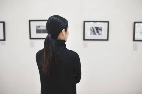 Kobieta Patrząc Ramki Zdjęciami Wystawie Oryginalny Photoset — Zdjęcie stockowe