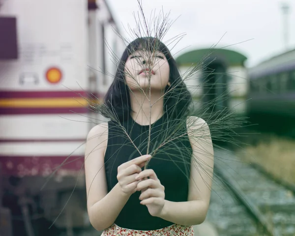 Asiatin steht am Bahnhof — Stockfoto