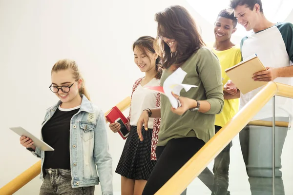 Studenter i en high school — Stockfoto