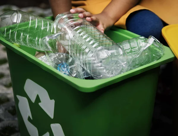 Sada Fotek Oddělující Recyklovatelné Koše Koncept Plastových Lahví Původní Osoba — Stock fotografie