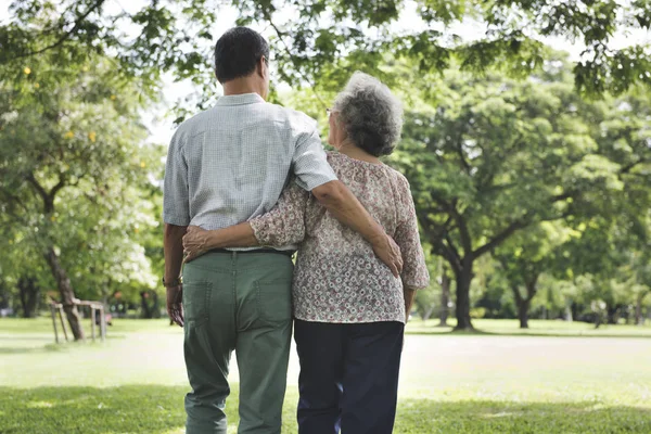 Rückansicht Des Seniorenpaares Park Originalfotos — Stockfoto