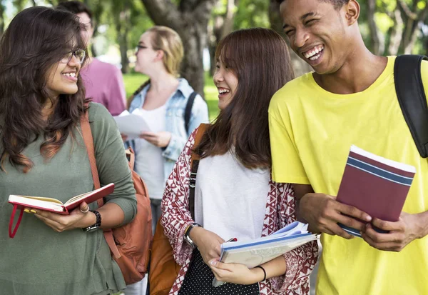 Diversity students outdoors — Stock Photo, Image