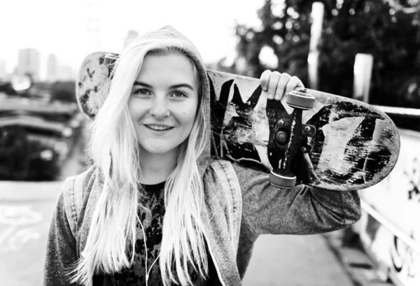 Tonåring flicka med skateboard — Stockfoto