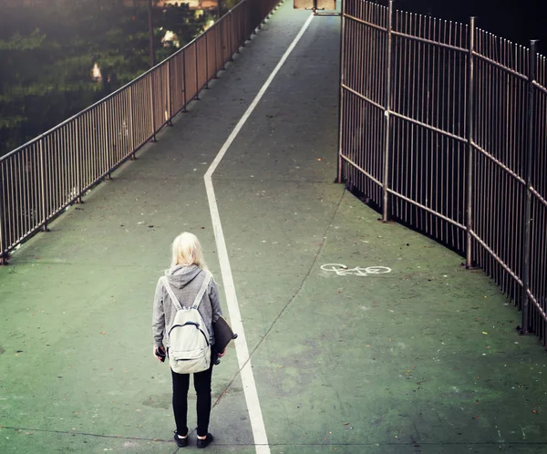 Ragazza adolescente con skateboard — Foto Stock