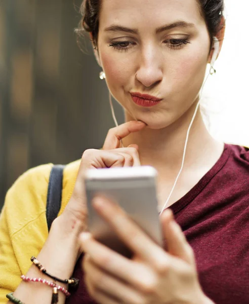 女性の携帯電話から音楽を聴く — ストック写真