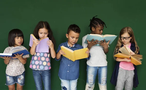 Kinder lesen Bücher — Stockfoto
