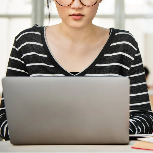 Frau schaut auf Laptop — Stockfoto