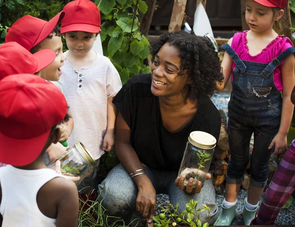 Kindergartenkinder mit Lehrerin — Stockfoto