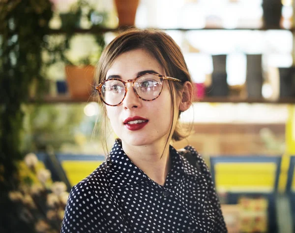 Mujer en gafas con estilo — Foto de Stock