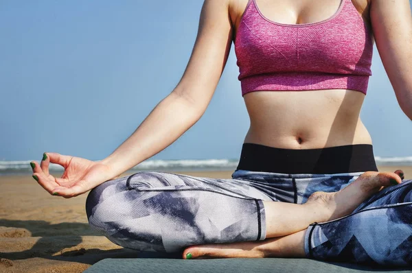 Femeia face yoga pe plajă — Fotografie, imagine de stoc