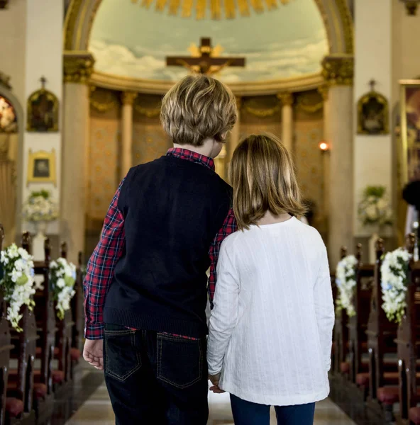 Děti Modlí Společně Uvnitř Církve Originální Sada Fotek — Stock fotografie