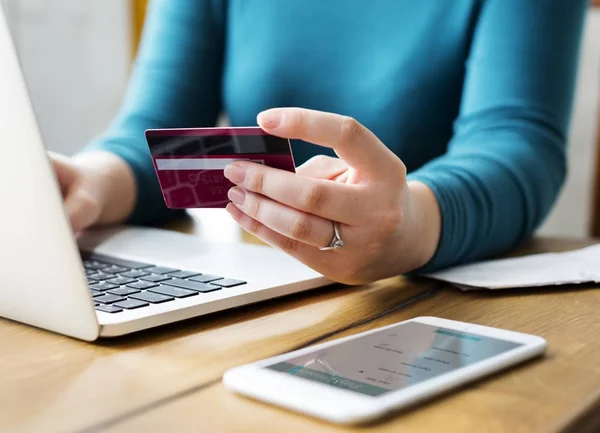 Werkende persoon met behulp van laptop — Stockfoto