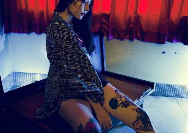 Fechar-se de tatuado asiático mulher — Fotografia de Stock