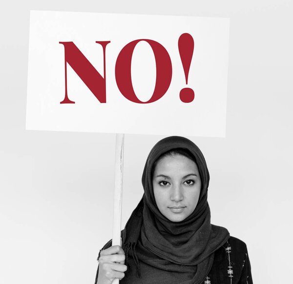 Женщина позирует в студии
