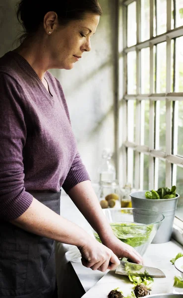 Primo Piano Persone Che Preparano Verdure Cuocere Cucina Fotoset Originale — Foto Stock