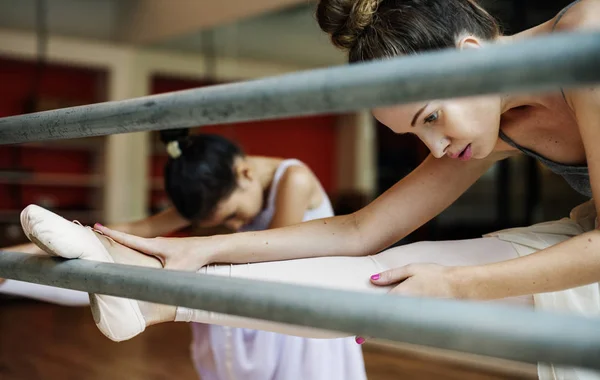 Ballerina's die zich uitstrekt in Ballet School — Stockfoto