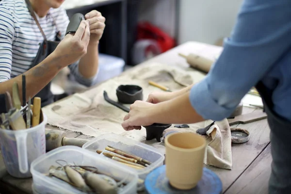 Artisti in lavorazione con la ceramica — Foto Stock