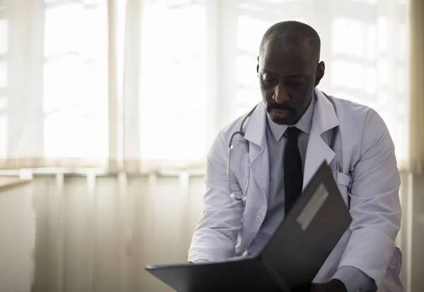アフリカ系の医師がいる病院では オリジナルの写真植字 — ストック写真