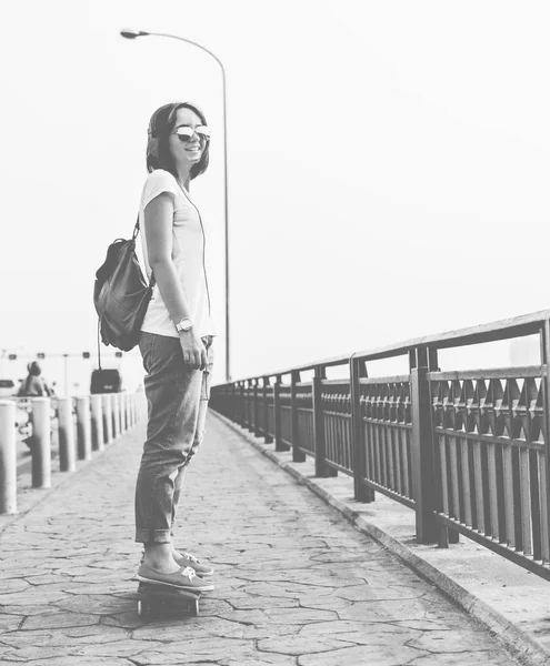 Mujer Monopatín Con Mochila Puente Fotoset Original — Foto de Stock