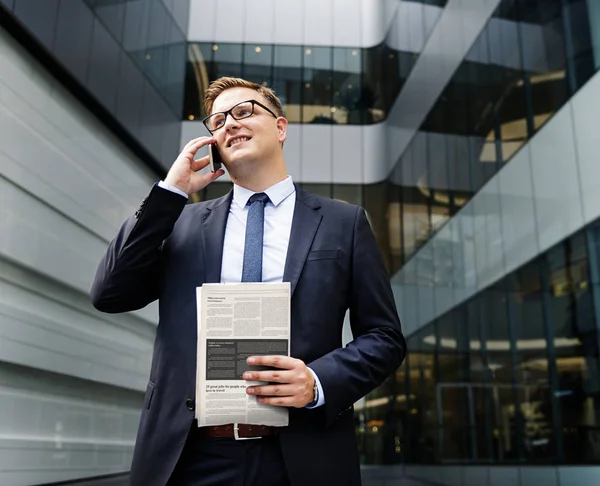 Uomo Affari Parlando Telefono Tenendo Giornale Fotoinsieme Originale — Foto Stock