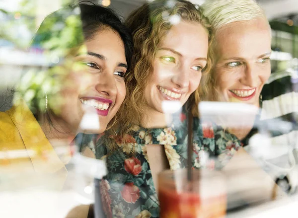 Freunde Die Zusammen Spaß Haben Originelle Fotosets — Stockfoto