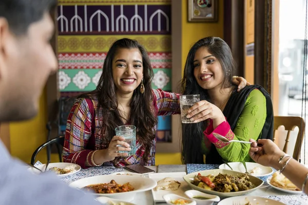 Indické lidé jíst v restauraci — Stock fotografie