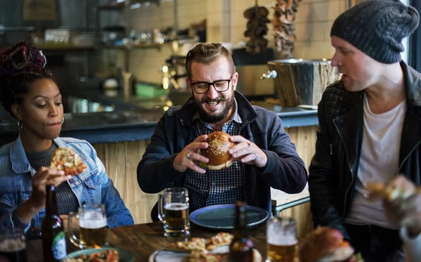 Diverse mensen opknoping Out in Pub — Stockfoto