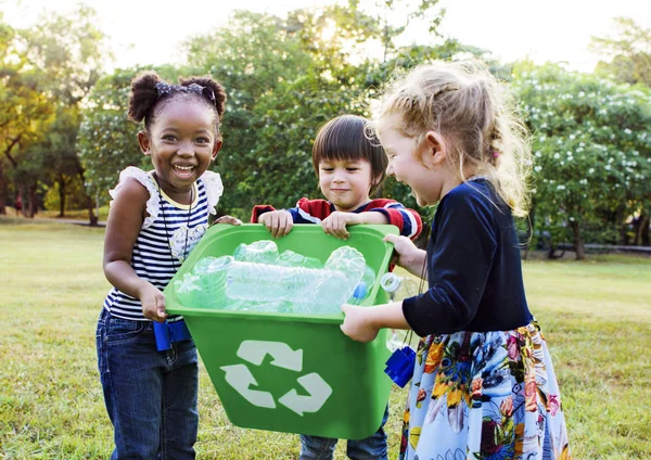 Anak-anak mengumpulkan botol plastik — Stok Foto
