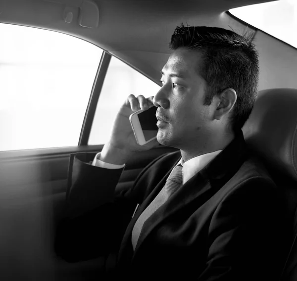 Επιχειρηματίας που ταξιδεύει μόνο με το αυτοκίνητο — Φωτογραφία Αρχείου