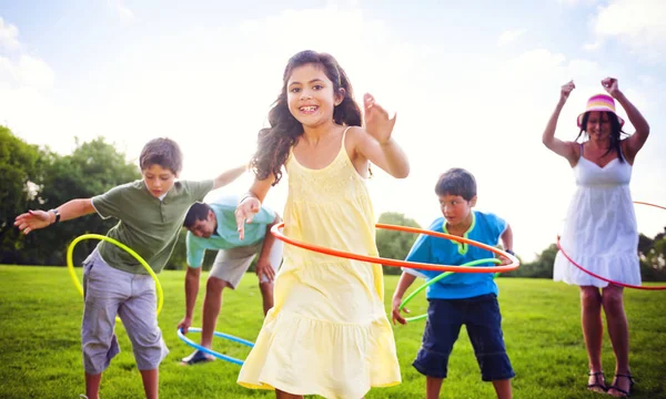 Tutta Famiglia Hula Hooping All Aperto Fotoset Originale — Foto Stock