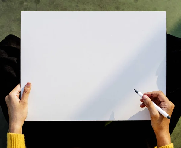 Mujer sosteniendo la placa Copyspace vacío — Foto de Stock