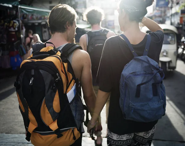 Bakifrån Par Turister Håller Händerna Medan Promenader Bangkok Thailand Ursprungliga — Stockfoto