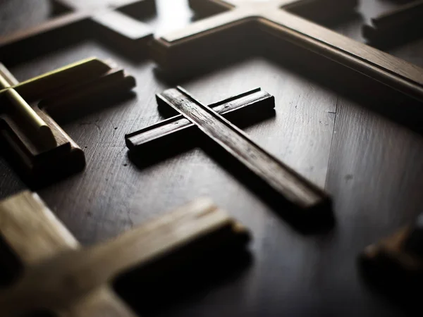 Religione Croci su tavola di legno — Foto Stock