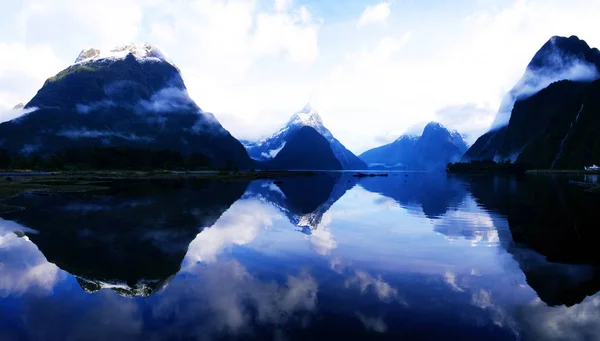 Yeni Zelanda Dağlar Bir Göl — Stok fotoğraf
