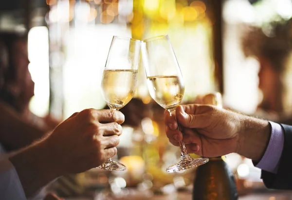 Mensen vieren en drinken champagne — Stockfoto