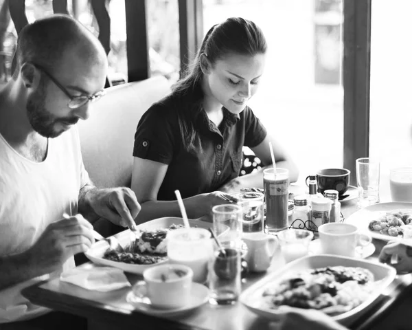 Personas comiendo en el restaurante —  Fotos de Stock