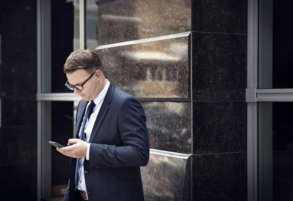 Businessman using mobile hone — Stock Photo, Image