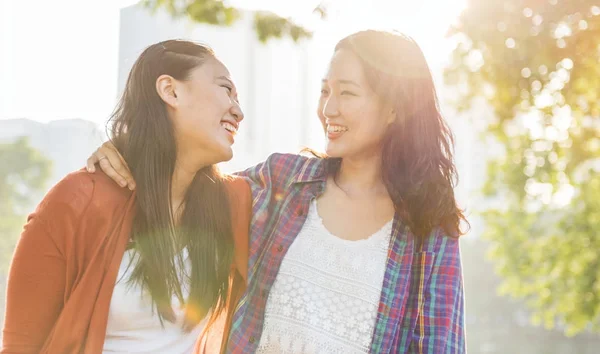 Glad asiatiska systrar — Stockfoto