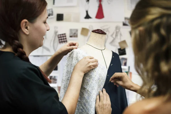 Costureras Las Mujeres Hace Vestido Maniquí Fotoset Original — Foto de Stock