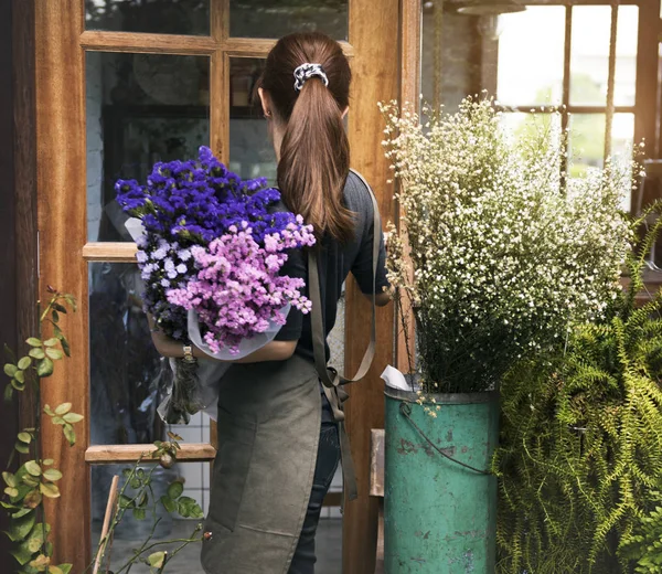 Floristería Mujer en pequeña tienda — Foto de Stock