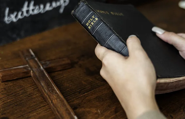 Pessoas orando com livro bíblico — Fotografia de Stock