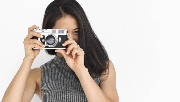 Asiatische Frau mit Foto-Kamera — Stockfoto