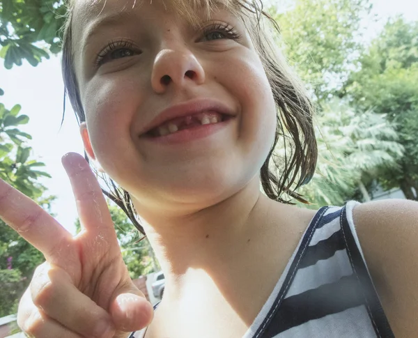 Caucasain menina sorrindo para a câmera — Fotografia de Stock