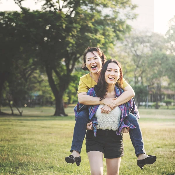 Glückliche asiatische Familie — Stockfoto